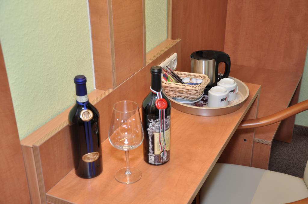 Cafe Hoyer Pension und Appartements Rödigsdorf Extérieur photo