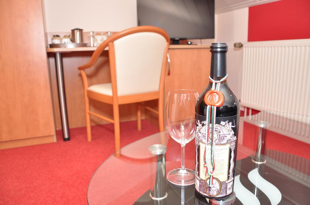 Cafe Hoyer Pension und Appartements Rödigsdorf Extérieur photo