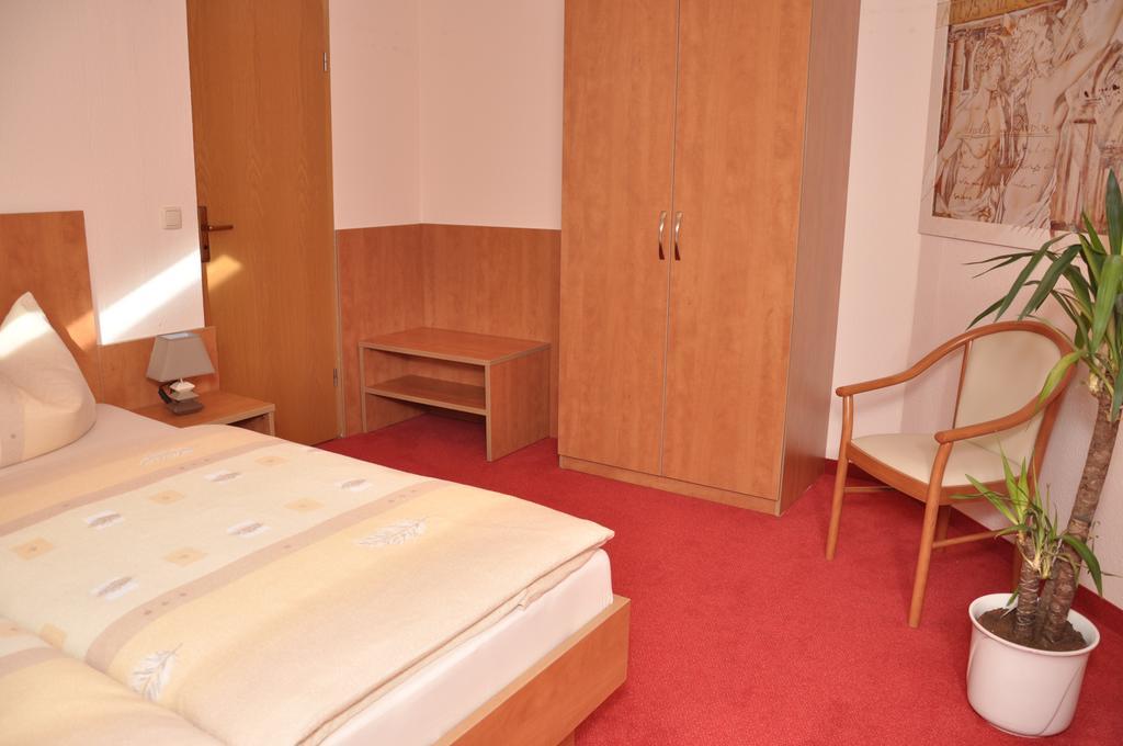Cafe Hoyer Pension und Appartements Rödigsdorf Extérieur photo