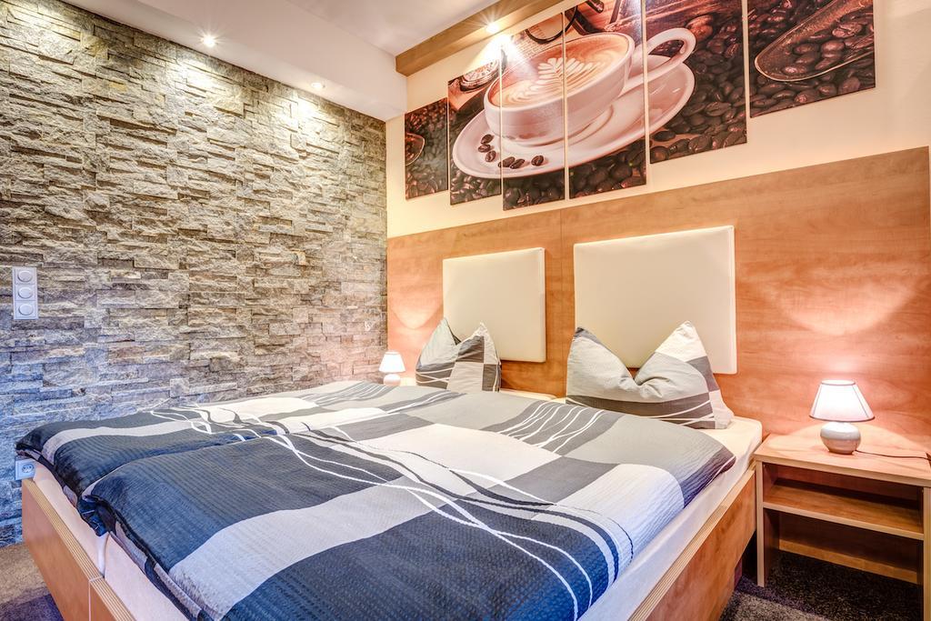 Cafe Hoyer Pension und Appartements Rödigsdorf Extérieur photo